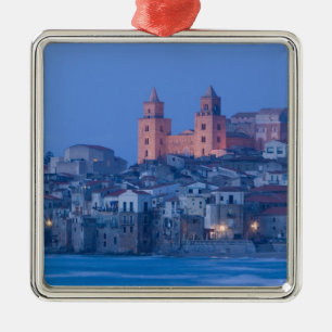 Italien, Sizilien, Cefalù, Ansicht mit Dom von Silbernes Ornament