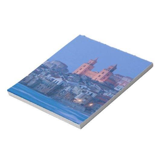Italien, Sizilien, Cefalu, Aussicht mit Duomo aus Notizblock (Rotiert)