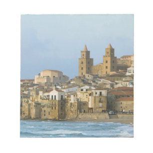 Italien, Sizilien, Cefalù, Blick mit Dom von 2 Notizblock