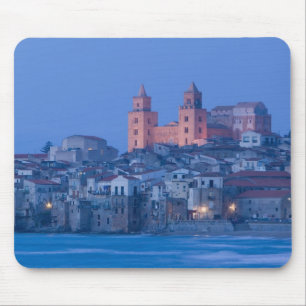 Italien, Sizilien, Cefalu, Blick mit Duomo von Mousepad