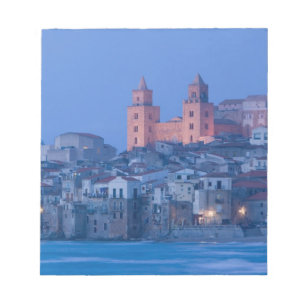 Italien, Sizilien, Cefalu, Blick mit Duomo von Notizblock