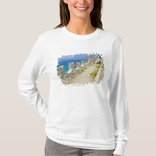 Italien, Sizilien, Cefalu, Cliffside Walkway, La T-Shirt