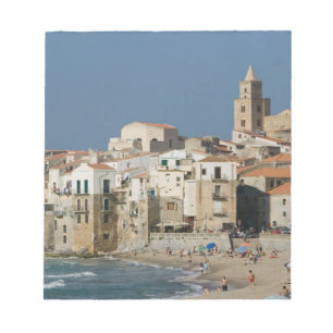 Italien, Sizilien, Cefalu, Stadtanblick mit Duomo  Notizblock