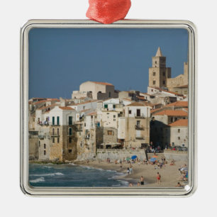 Italien, Sizilien, Cefalu, Stadtanblick mit Duomo  Ornament Aus Metall