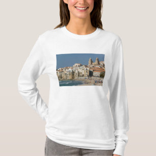 Italien, Sizilien, Cefalu, Stadtanblick mit Duomo  T-Shirt