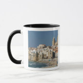 Italien, Sizilien, Cefalu, Stadtanblick mit Duomo Tasse (Links)
