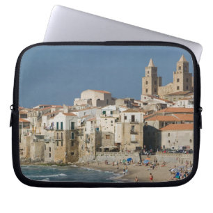 Italien, Sizilien, Cefalu, Stadtansicht mit Duomo Laptopschutzhülle