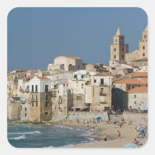 Italien, Sizilien, Cefalu, Stadtansicht mit Duomo Quadratischer Aufkleber