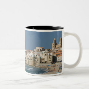 Italien, Sizilien, Cefalu, Stadtansicht mit Duomo Zweifarbige Tasse