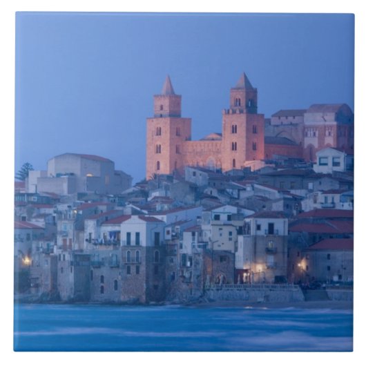 Italien, Sizilien, Cefalu, View with Duomo aus Fliese (Vorderseite)
