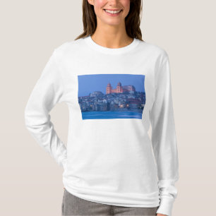 Italien, Sizilien, Cefalu, View with Duomo aus T-Shirt