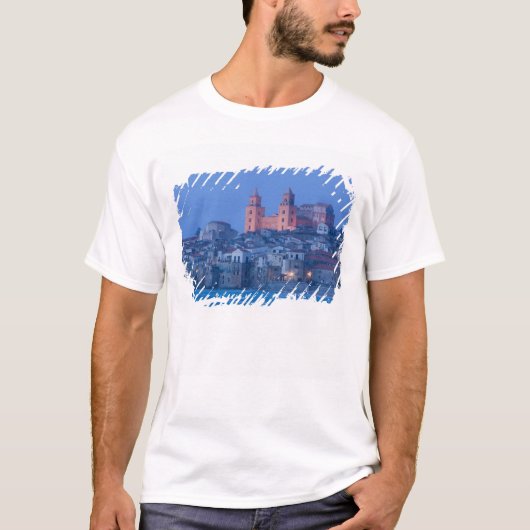 Italien, Sizilien, Cefalu, View with Duomo aus T-Shirt (Vorderseite)