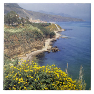 Italien, Sizilien. Die Nordküste Siziliens in Fliese