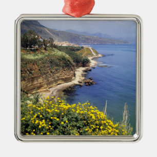Italien, Sizilien. Die Nordküste Siziliens in Silbernes Ornament