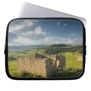 Italien, Sizilien, Enna, Pergusa, altes Bauernhaus Laptopschutzhülle