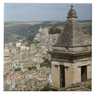 ITALIEN, Sizilien, RAGUSA IBLA: Stadtansicht und S Fliese