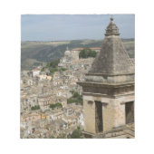 ITALIEN, Sizilien, RAGUSA IBLA: Stadtansicht und S Notizblock (Vorderseite)