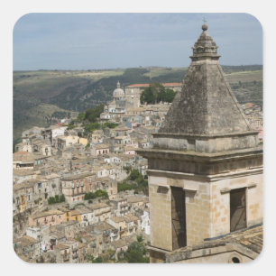 ITALIEN, Sizilien, RAGUSA IBLA: Stadtansicht und S Quadratischer Aufkleber