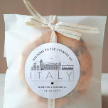 Italien Skyline | Begrüßungsnachricht Runder Aufkleber<br><div class="desc">Erweitern Sie Ihre Hochzeitspakete oder Event-Gastgeschenke mit einem individuellen Set von Begrüßungsaufklebern! Diese eleganten, aber minimalen Aufkleber sind auf eine Hochzeit im schönen Italien zugeschnitten. Sie verfügen über eine moderne Skyline aus Deko, die den Namen der Stadt trägt und darunter integriert ist. Alle Elemente des Designs, einschließlich der Textelemente, sind...</div>