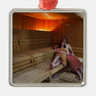 Italien, Toskana, junges Paar, das in der Sauna Silbernes Ornament