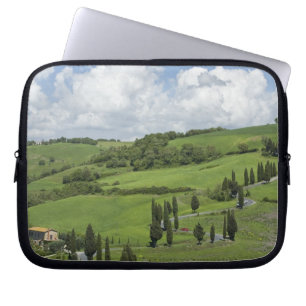 Italien, Toskana. La Foce. Eine gekrümmte Straße w Laptopschutzhülle