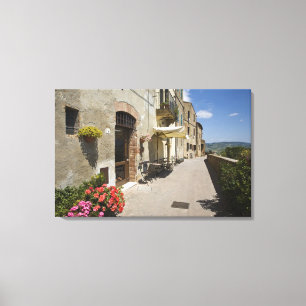 Italien, Toskana, Pienza. Äußerer Gehweg um Leinwanddruck