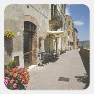 Italien, Toskana, Pienza. Äußerer Gehweg um Quadratischer Aufkleber