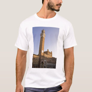 Italien, Toskana, Siena. Torre del Mangia T-Shirt