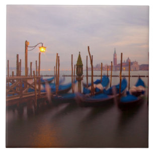 Italien, Venedig. Anverankerte Gondeln bei Dämmer Fliese