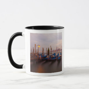 Italien, Venedig. Anverankerte Gondeln bei Dämmer Tasse