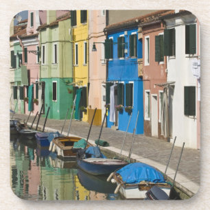 Italien, Venedig, Burano. Bunte Häuser entlang 2 Getränkeuntersetzer