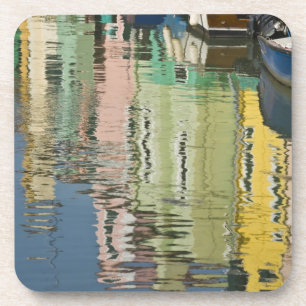 Italien, Venedig, Burano. Bunte Häuser entlang Getränkeuntersetzer