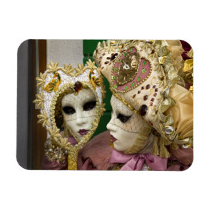 Italien, Venedig, Burano-Insel. Frau gekleidet in Magnet