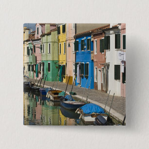 Italien, Venedig, Burano. Mehrfarbige Häuser entla Button