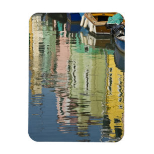 Italien, Venedig, Burano. Mehrfarbige Häuser entla Magnet