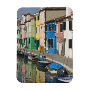 Italien, Venedig, Burano. Mehrfarbige Häuser entla Magnet
