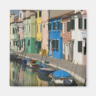 Italien, Venedig, Burano. Mehrfarbige Häuser entla Magnet