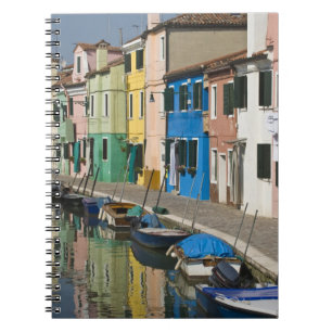 Italien, Venedig, Burano. Mehrfarbige Häuser entla Notizblock