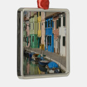 Italien, Venedig, Burano. Mehrfarbige Häuser entla Ornament Aus Metall (Rechts)