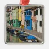 Italien, Venedig, Burano. Mehrfarbige Häuser entla Ornament Aus Metall (Vorne)