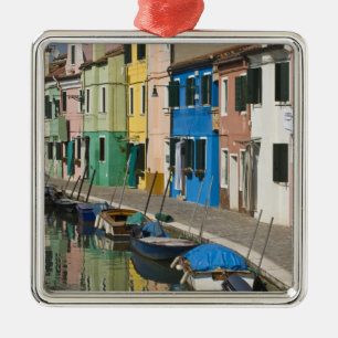 Italien, Venedig, Burano. Mehrfarbige Häuser entla Ornament Aus Metall