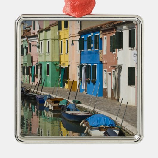 Italien, Venedig, Burano. Mehrfarbige Häuser entla Ornament Aus Metall (Vorne)