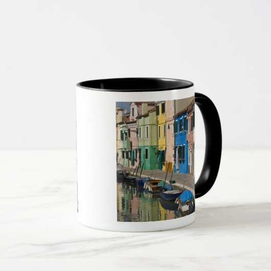 Italien, Venedig, Burano. Mehrfarbige Häuser entla Tasse (VorderseiteRechts)