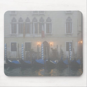 Italien, Venedig. Eine Reihe Gondeln gesehen durch Mousepad