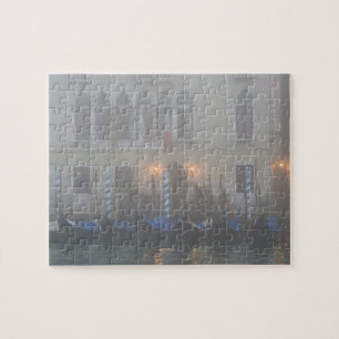 Italien, Venedig. Eine Reihe Gondeln gesehen durch Puzzle