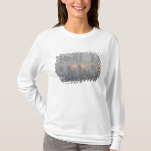 Italien, Venedig. Eine Reihe Gondeln gesehen durch T-Shirt