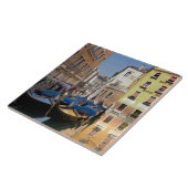 Italien, Venedig, Gondelbahnen entlang des Kanals Fliese (Seite)