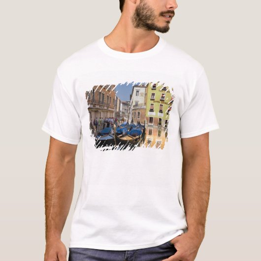 Italien, Venedig, Gondelbahnen entlang des Kanals T-Shirt (Vorderseite)