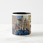 Italien, Venedig, Gondelbahnen entlang des Kanals Zweifarbige Tasse (Mittel)