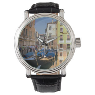 Italien, Venedig, Gondeln am Kanal vertäut Armbanduhr